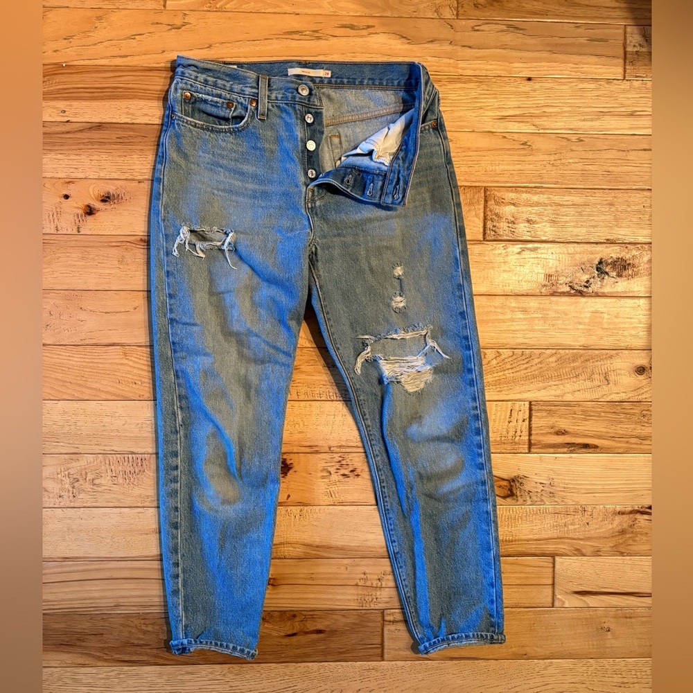 Levi’s Wedgie Jeans, 28.